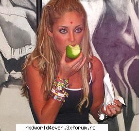 Quiero........ - vreau o poza cu Anny vorbind la tel - Anahi